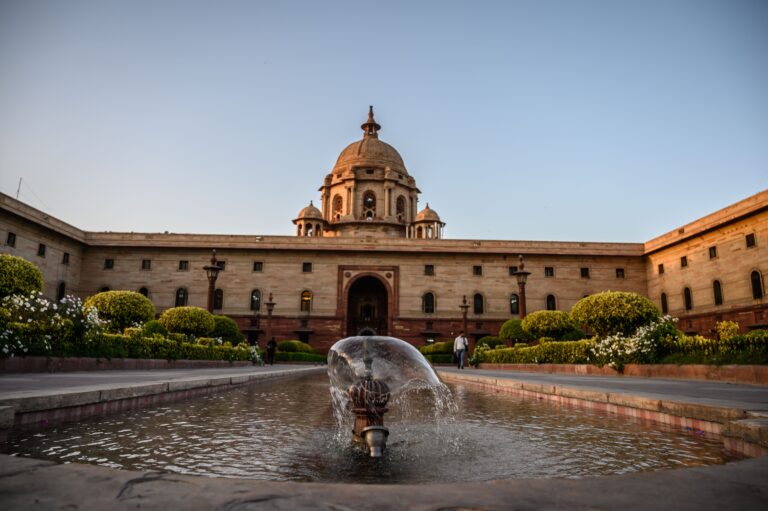 a fountain in the middle of an courtyard with a building