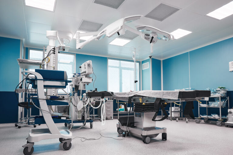 Large spacious operating board with a large amount of light, with modern equipment for various complex operations, operating table, lamps, ventilator